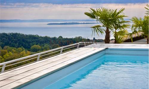 Villa mit Pool und tropischem Garten