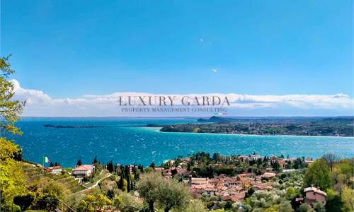 Villa for Sale in Gardone Riviera