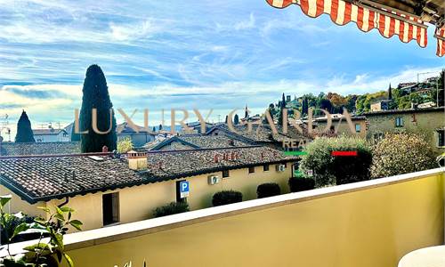 Nel cuore del centro storico di Padenghe sul Garda, elegante appartamento arredato con terrazza