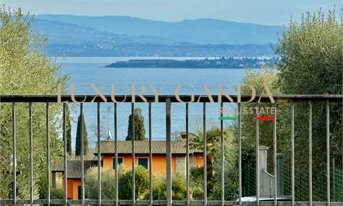 Bilocale con giardino piscina e box