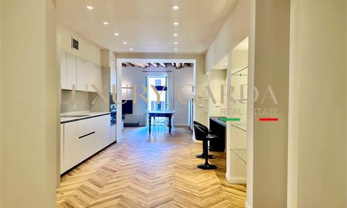 Elegante proprietà a 30mt dal lago,balcone e box!